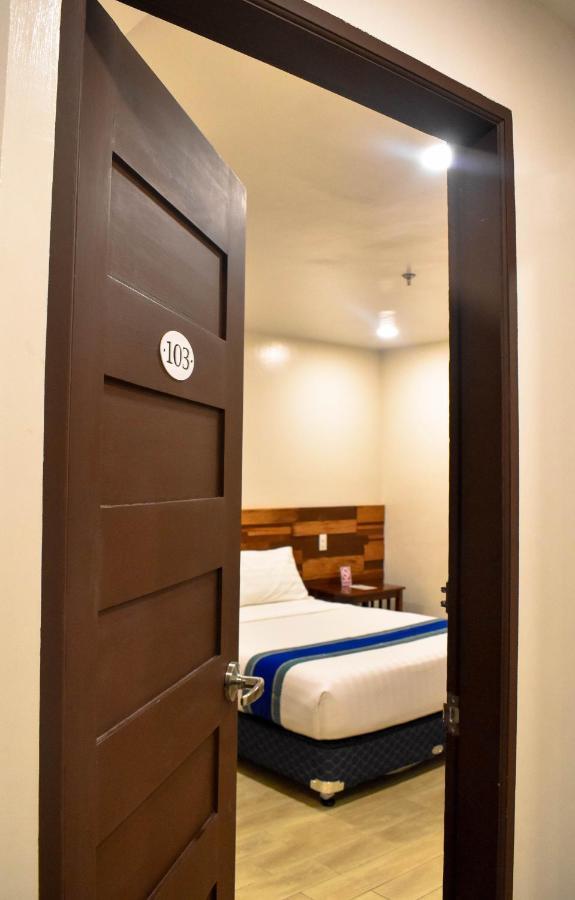 Hotel Lourdes Laoag Extérieur photo